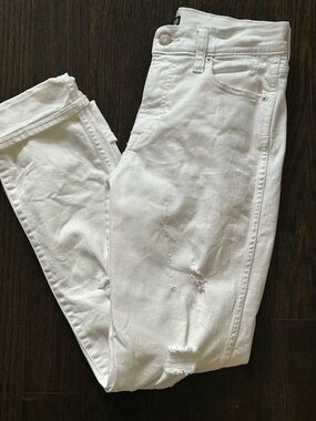 GAP Women Straight Leg distressed Jeans in White